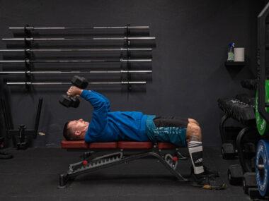 skull crusher w trakcie ruchu