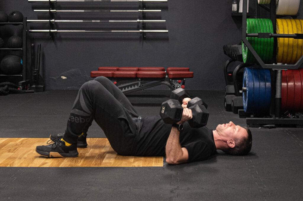 Floor Press - alternatywa do wyciskania leżąc? 2 pozycja początkowa floor press - wyciskaniu z podłogi