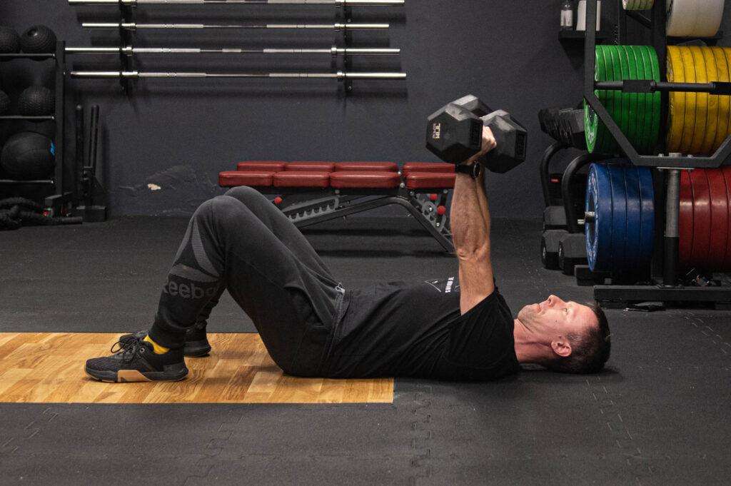 Floor Press - alternatywa do wyciskania leżąc? 3 pozycja końcowa w wyciskaniu z podłogi