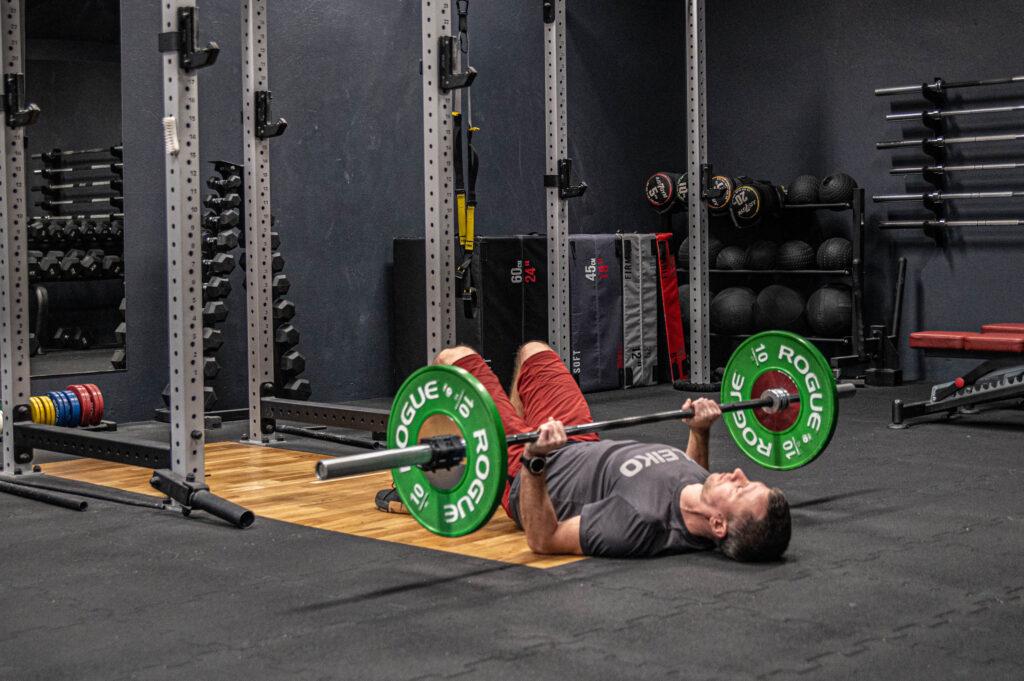 Floor Press - alternatywa do wyciskania leżąc? 4 floor press ze sztangą