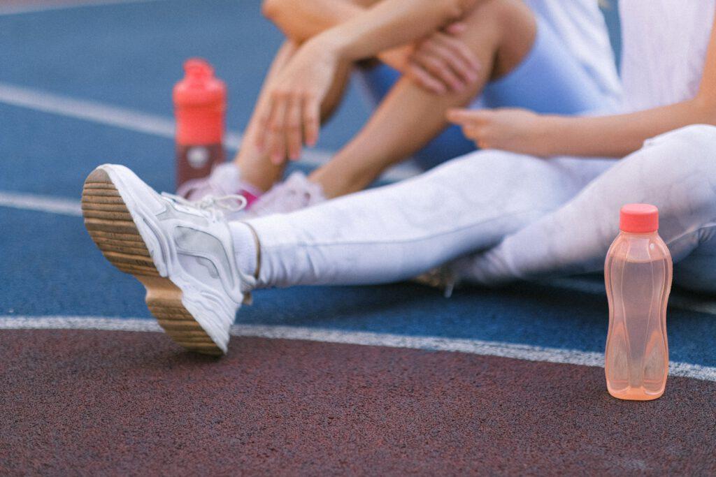 Wybór butów sportowych - wskazówki dla aktywnych kobiet 1 pexels anna shvets 5262861
