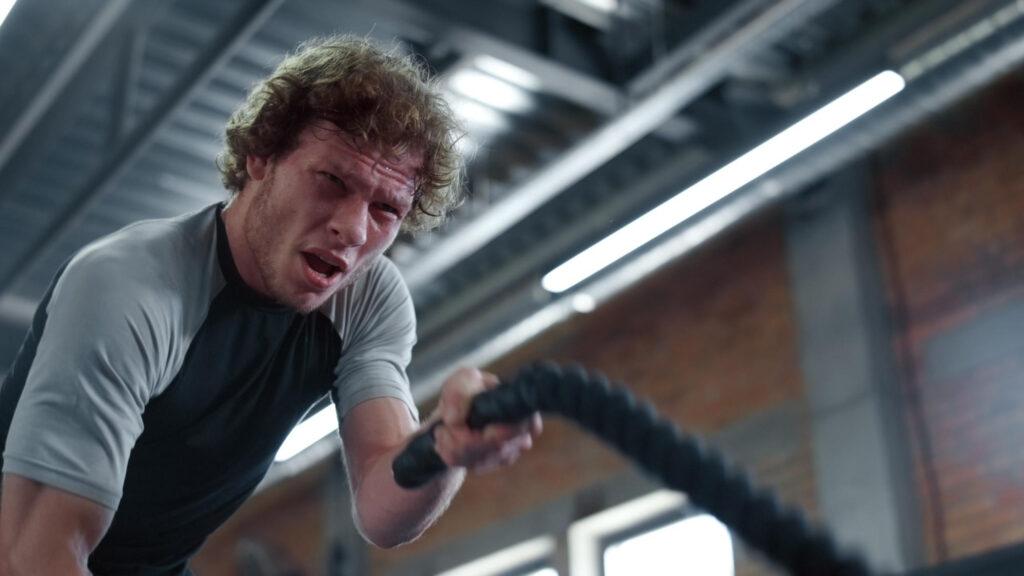 Trening obwodowy: fitnessowy "fast food" czy droga do realizacji celu? 6 wsciekly trening kickboxera na silowni fighter uzywajacy lin bojowych w klubie sportowym