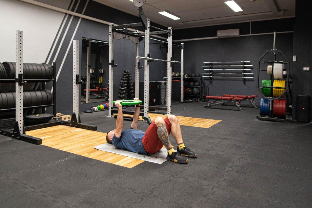 Weighted Sit-up - brzuszki z obciążeniem sposobem na "sześciopak"? 2 brzuszki z obciązeniem - pozycja startowa