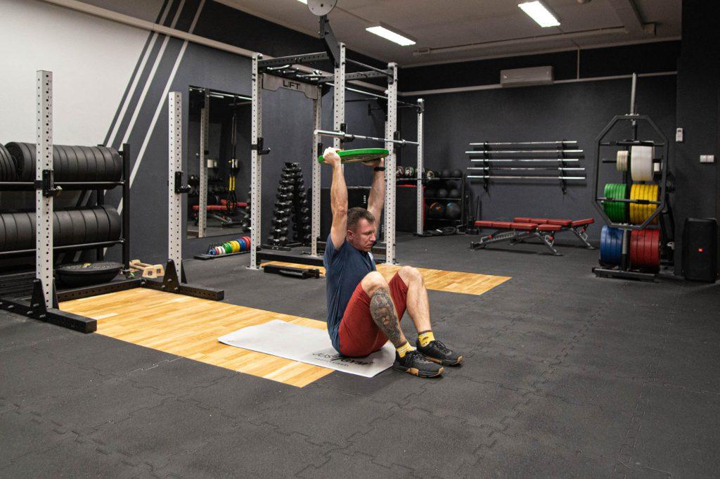 Weighted Sit-up - brzuszki z obciążeniem sposobem na "sześciopak"? 3 brzuszki z obciązeniem - weighted sit up, pozycja końcowa