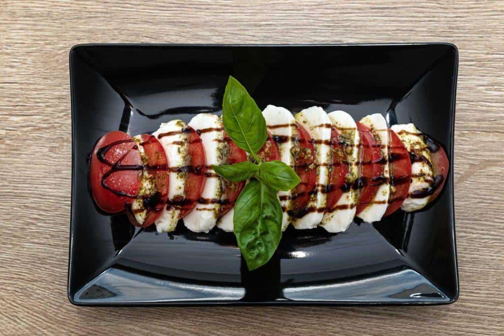 5 trendów dietetycznych, które nie przetrwały próby czasu 2 salatka mozarella pomidory