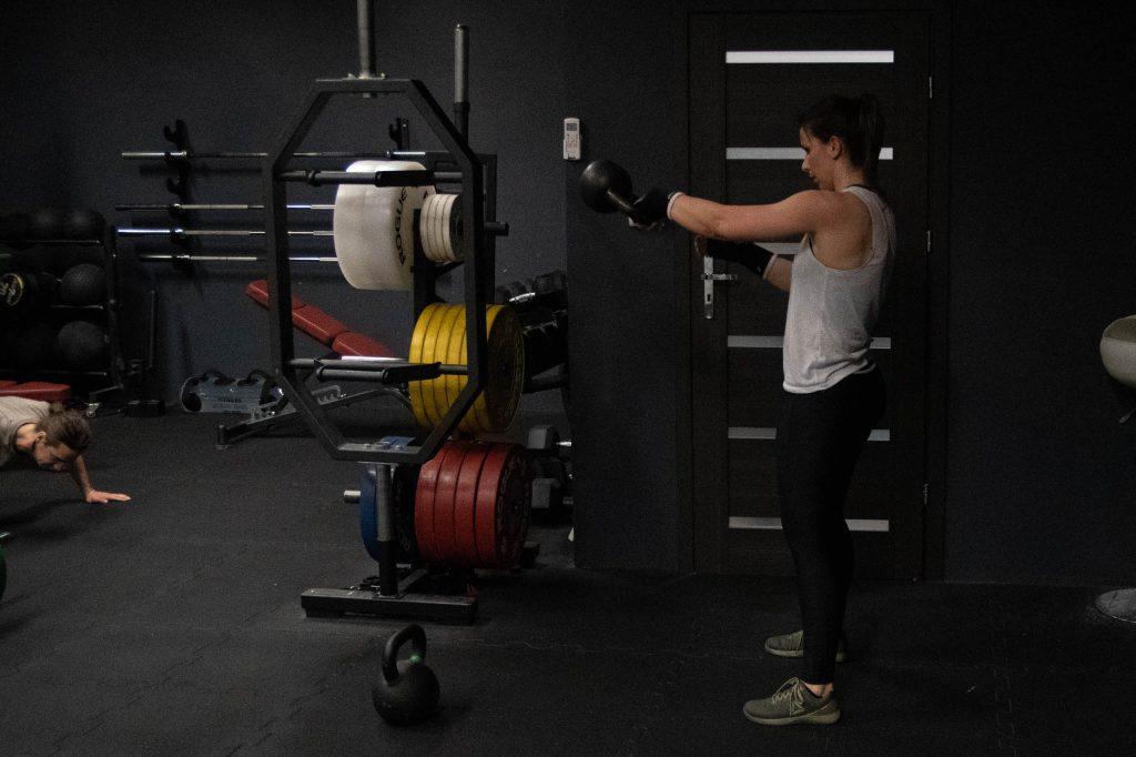 Cardio przed czy po treningu siłowym? Fakty i mity 2 swingi trening kardio