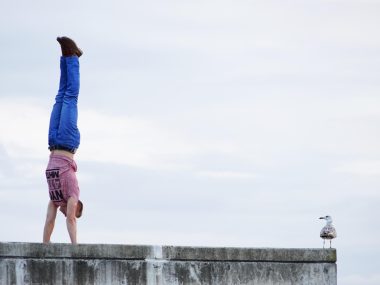 stabilizacja centralna pozwala wykonywać stanie na rękach