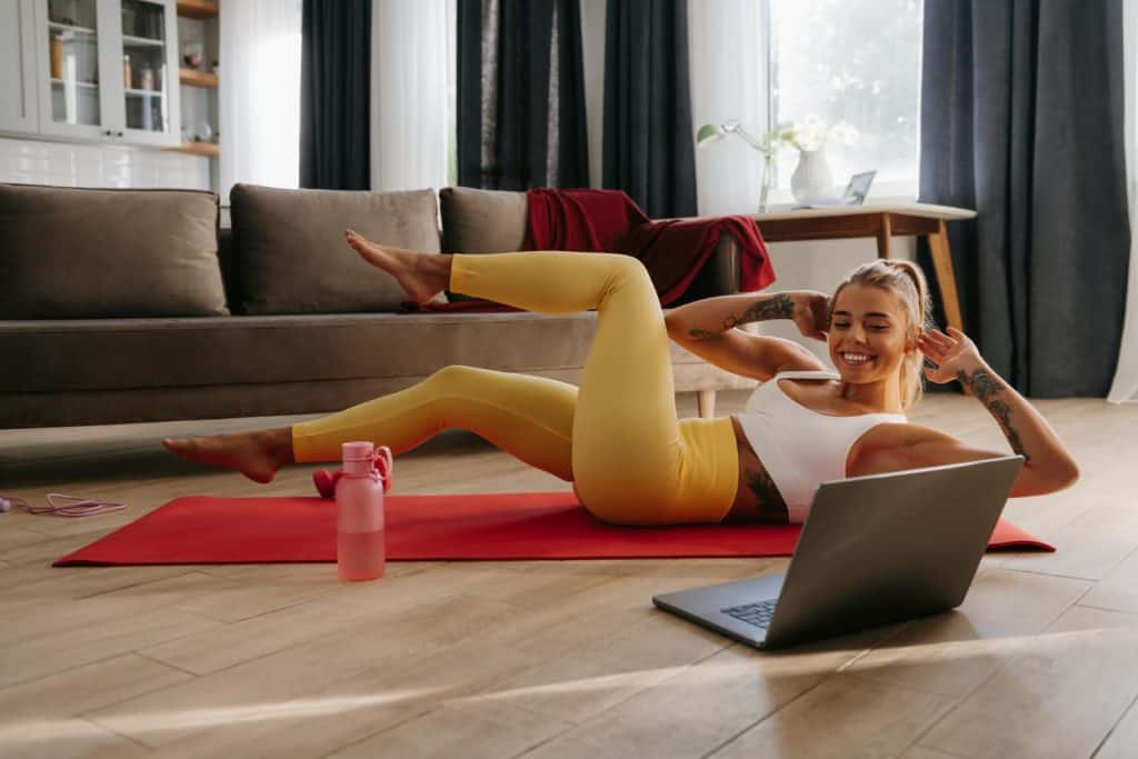 Domowy trening - najlepsze ćwiczenia bez sprzętu 1 domowy trening - ćwiczenia bez sprzętu