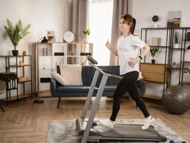 kobieta na bieżni domowej