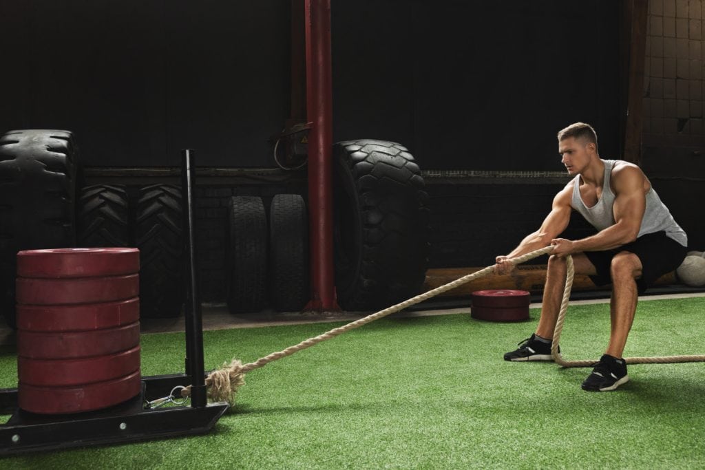 HYROX a Crossfit: podobieństwa i różnice 1 sled pull - element treningu hyrox