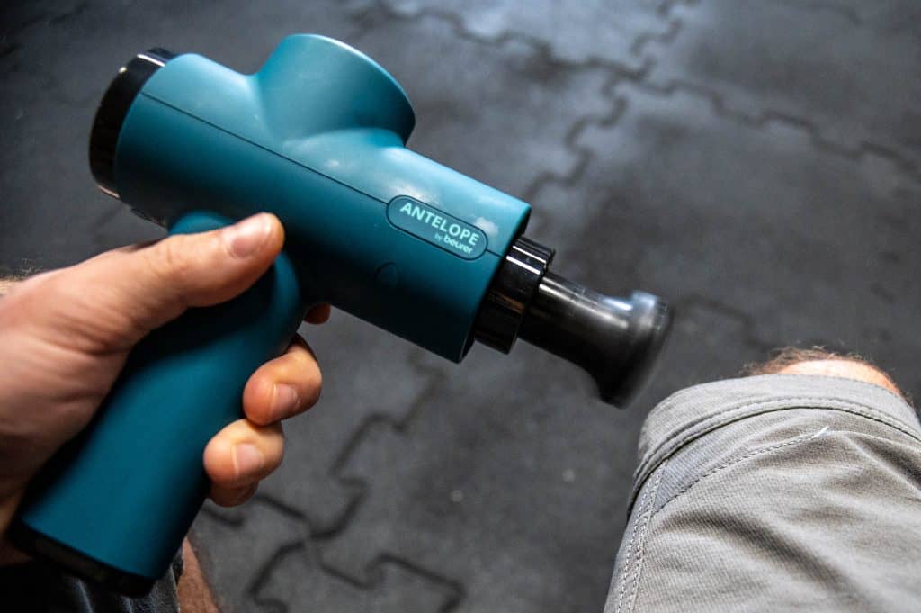 Test: Antelope AMG 98 Boom - budżetowy pistolet do masażu 5 pistolet do masażu w trakcie pracy