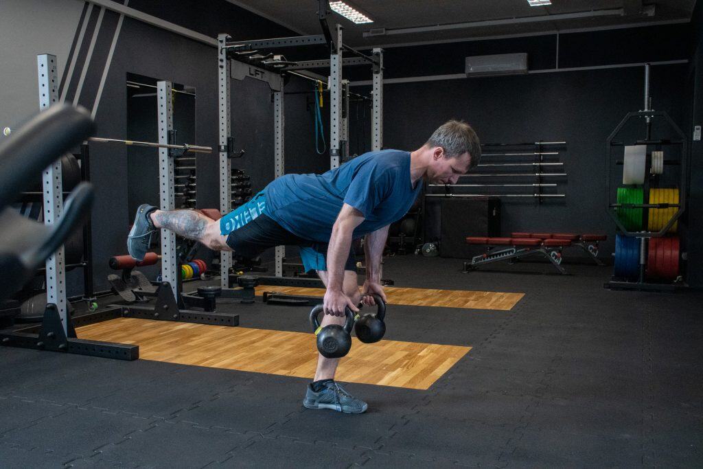 Rozciąganie vs. trening siłowy: co lepiej działa na mobilność i siłę? 1 trening siłowy vs rozciąganie