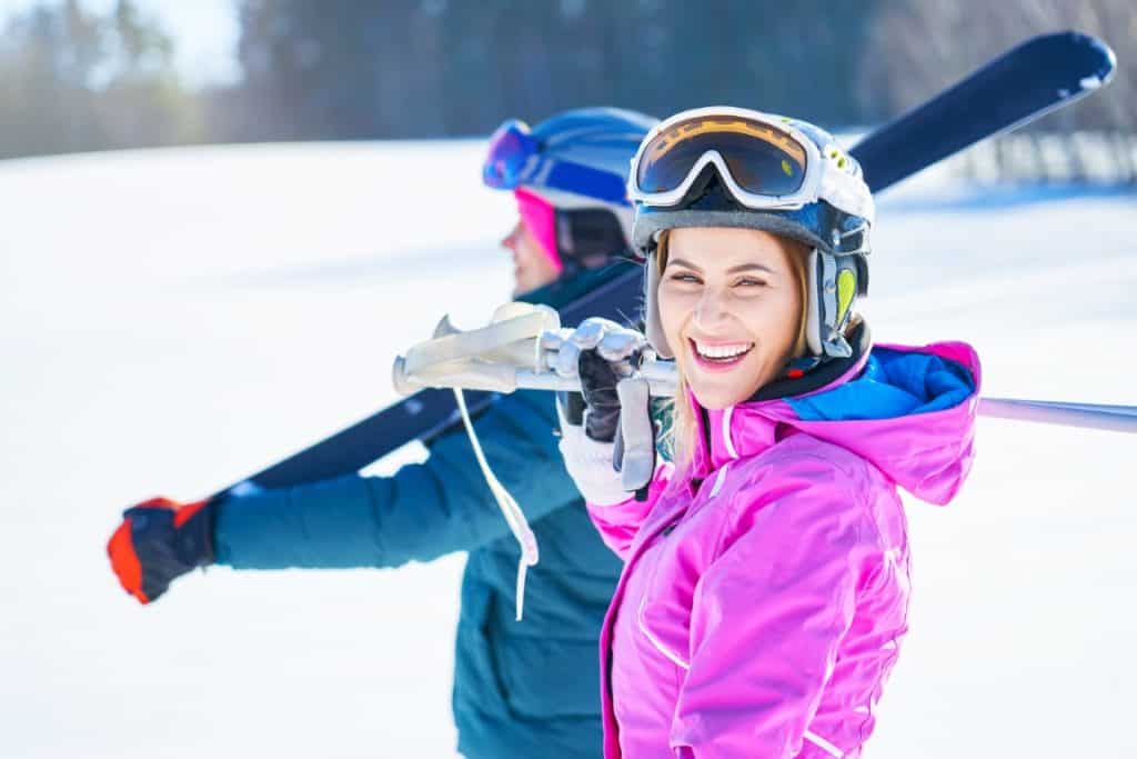 5 powodów dla których praca instruktora nart lub snowboardu to najlepsze zajęcie na zimowy sezon 1 praca instruktora nart lub snowboardu