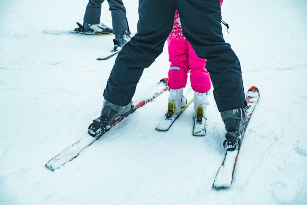 praca instruktora snowboardu z dziećmi