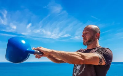 Mężczyzna wykonujący kettlebell swing na świeżym powietrzu