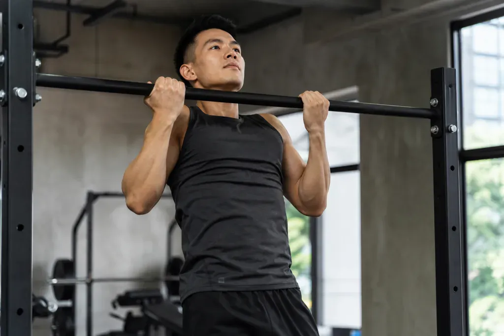 Trening bicepsa w szczegółach 2 Podciąganie podchwytem na drążku - fundament treningu bicepsa