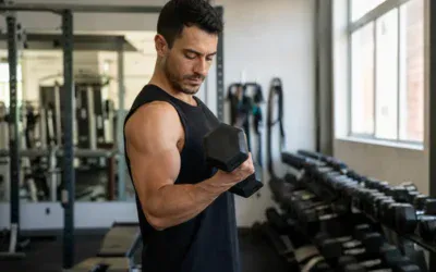 Trening bicepsa - uginanie hantla z supinacją, łokieć przy tułowiu