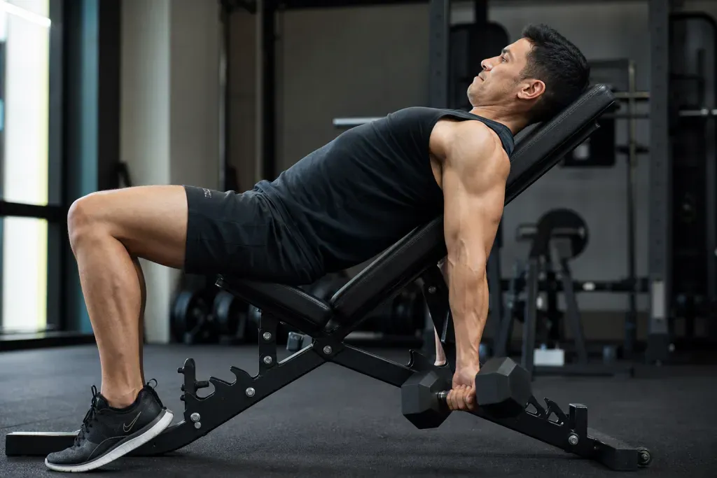 Trening bicepsa w szczegółach 3 Uginanie hantli na ławce skośnej - biceps pracuje w rozciągnięciu