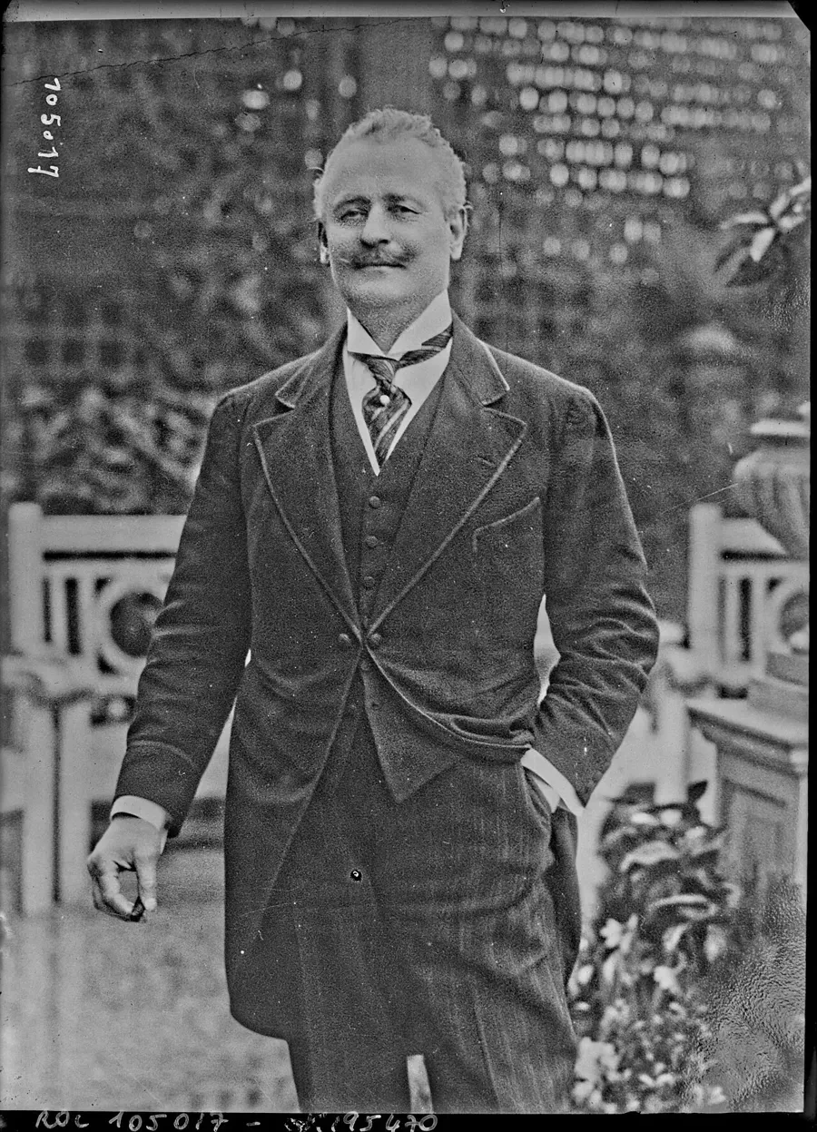 Eugen Sandow w garniturze na fotografii z 1925 roku