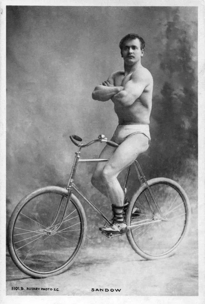 Eugen Sandow na rowerze, fotografia z 1894 roku